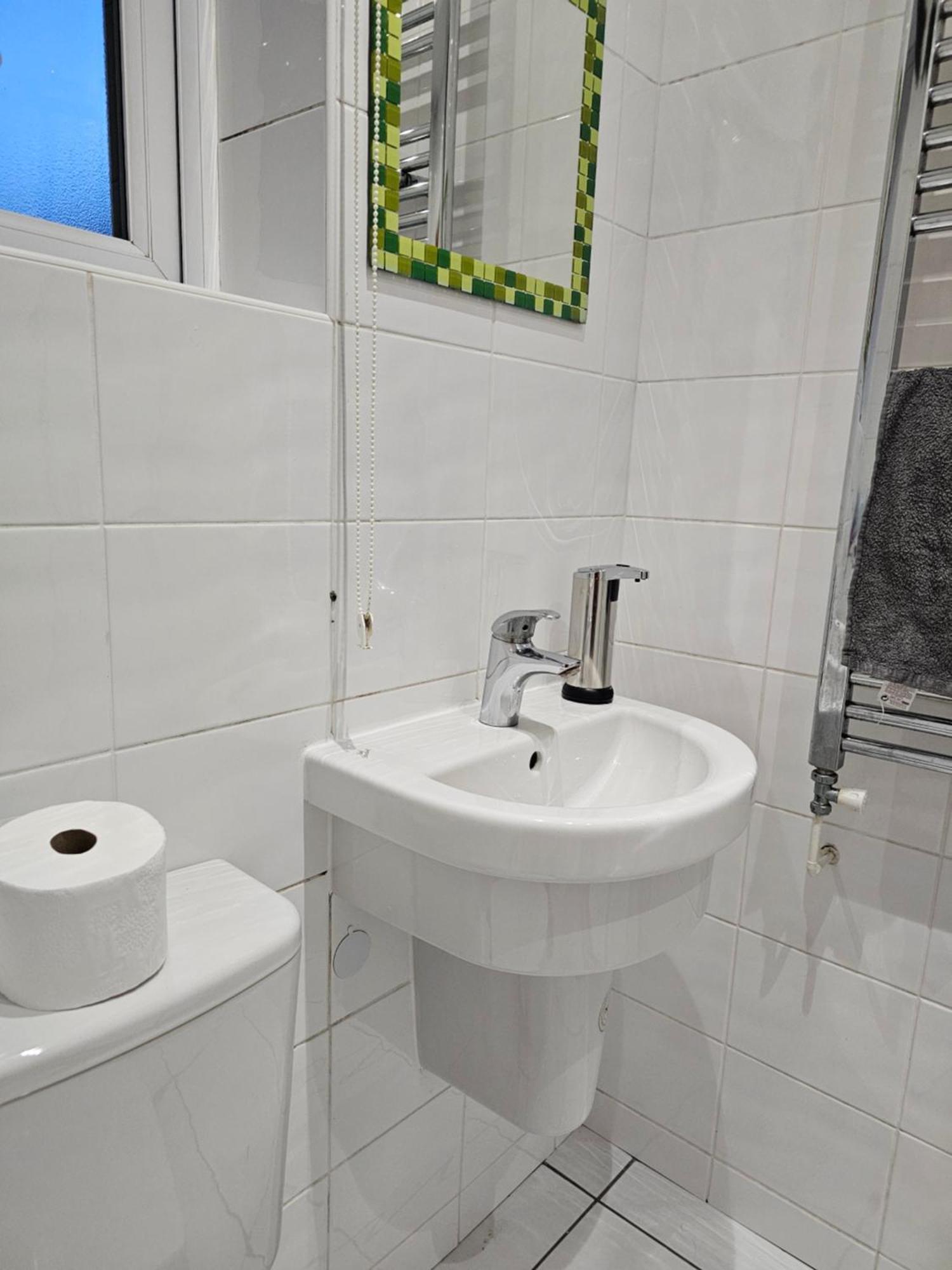 Homestay En-suite In With Parking And Nearby Tram And Bus-stops