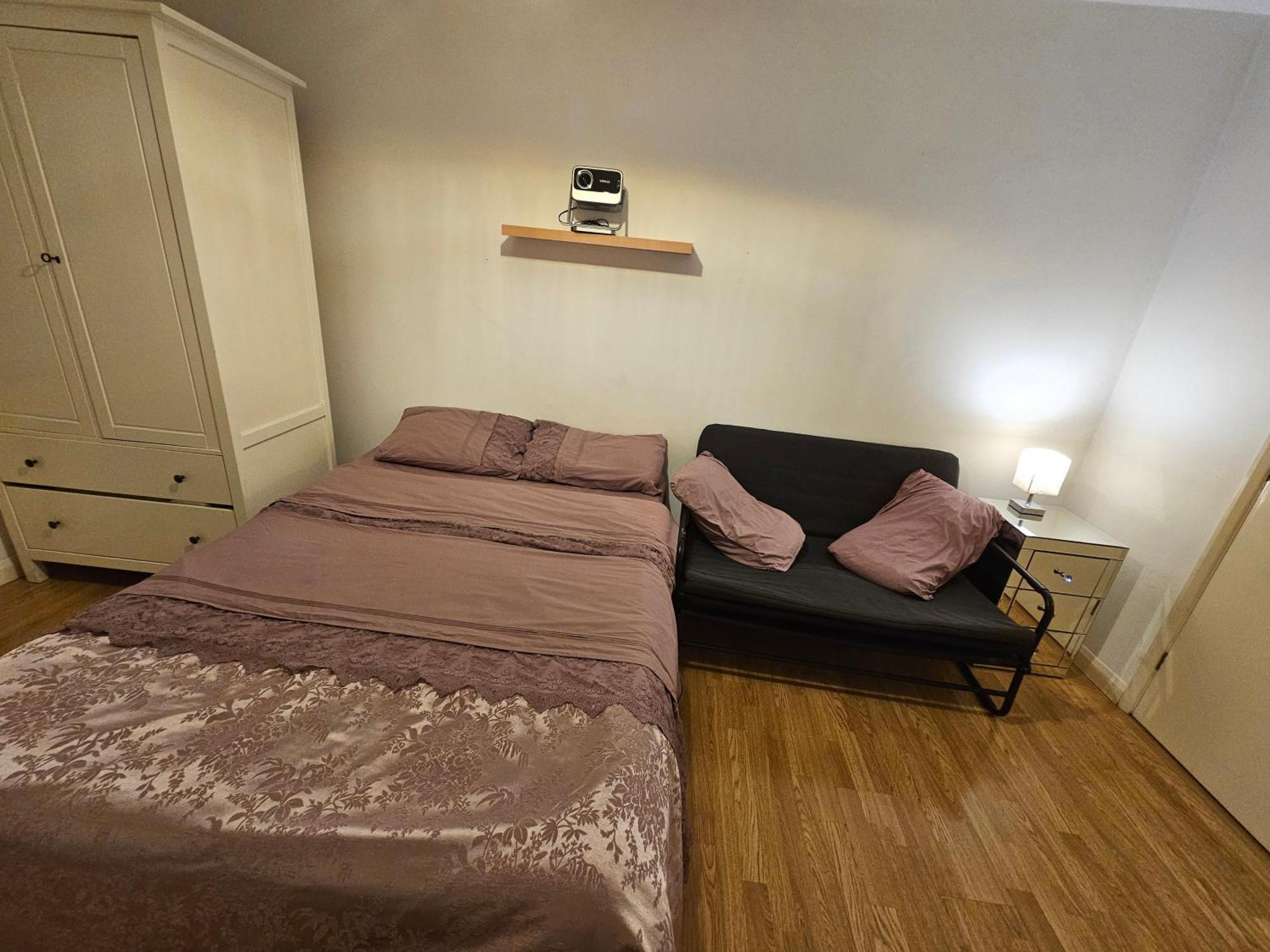 En-suite In With Parking And Nearby Tram And Bus-stops Homestay