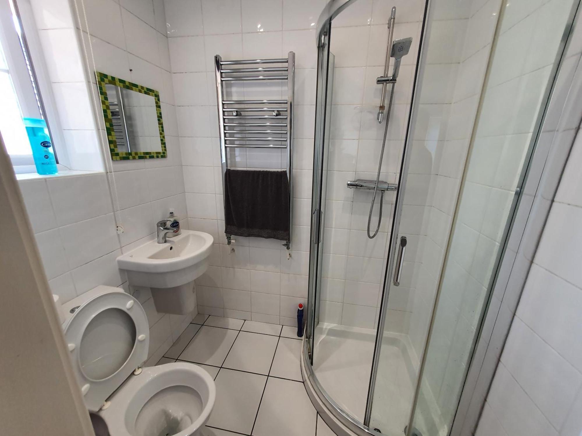En-suite In With Parking And Nearby Tram And Bus-stops Homestay *