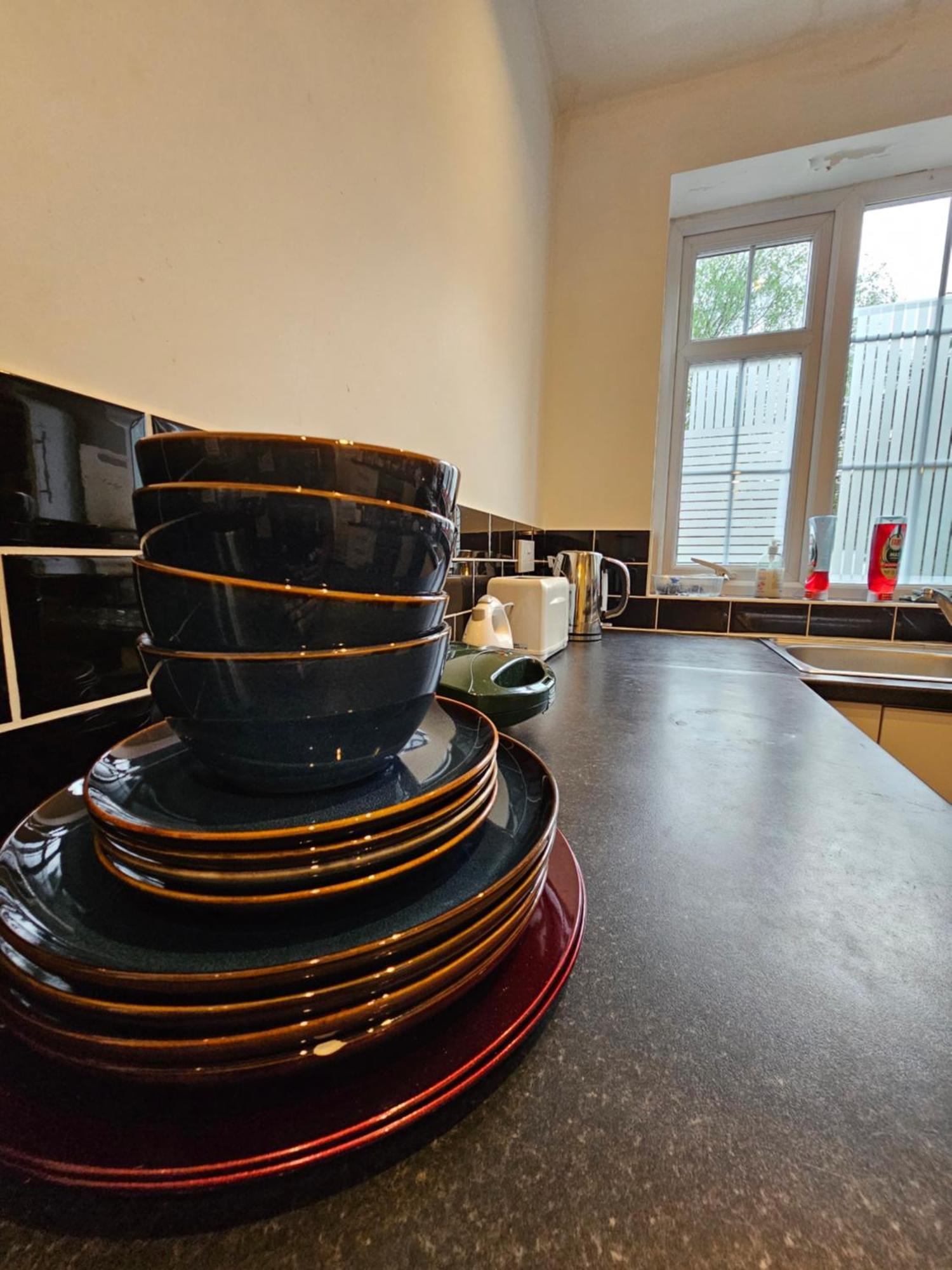 En-suite In With Parking And Nearby Tram And Bus-stops Homestay