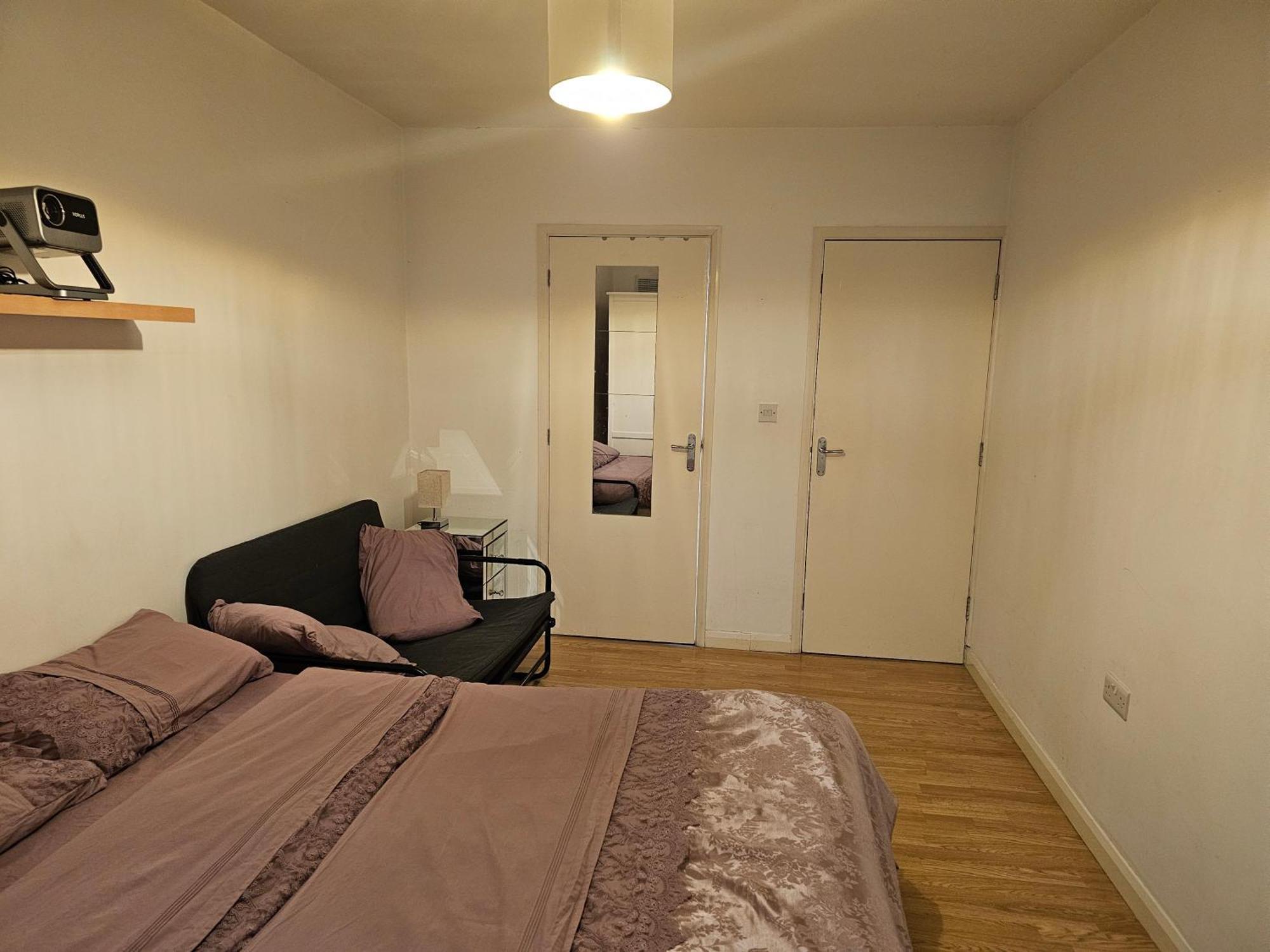 En-suite In With Parking And Nearby Tram And Bus-stops *