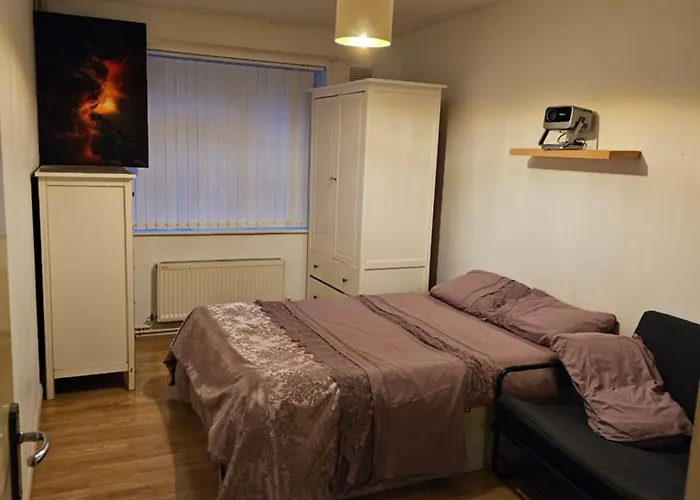 En-Suite Room In Bungalow With Parking And Nearby Tram And Bus-Stops