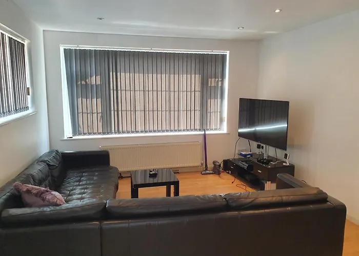 En-Suite Room In Bungalow With Parking And Nearby Tram And Bus-Stops